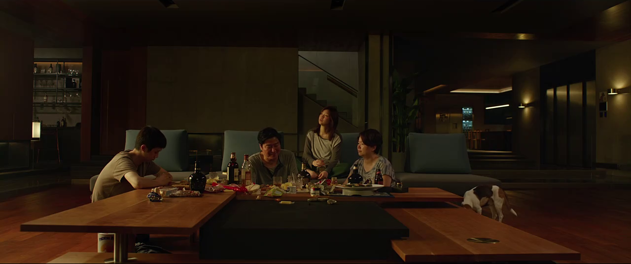 Kimovci si užívajú pohodu v dome Parkovcov ako jedna rodina (Foto: netflix.com)